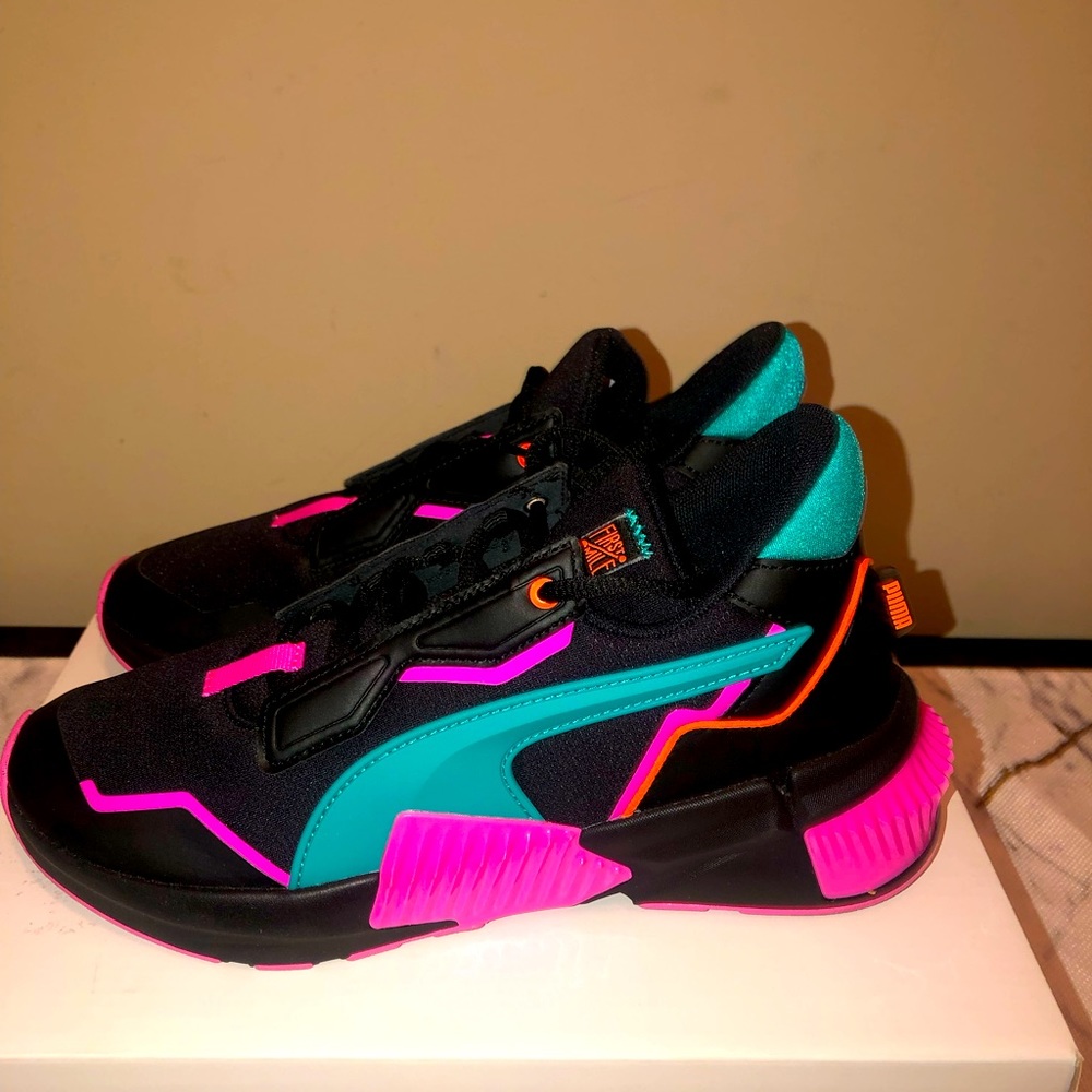 Puma tennis shoe; black very pretty, sleek and comfortable